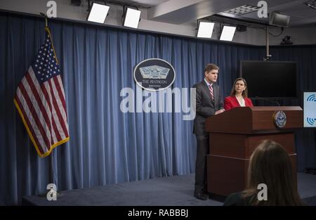 Pentagon Pressesprecher Peter Cook und Elissa Slotkin, der Stellvertretende Verteidigungsminister für die internationale Sicherheit Angelegenheiten, Durchführung einer Pressekonferenz mit Reportern im Pentagon in Washington, D.C., Jan. 13, 2017. Stockfoto