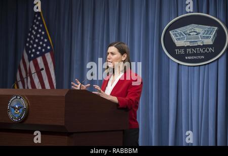 Elissa Slotkin, der Stellvertretende Verteidigungsminister für die internationale Sicherheit Angelegenheiten, führt eine Pressekonferenz mit Reportern im Pentagon in Washington, D.C., Jan. 13, 2017. Stockfoto