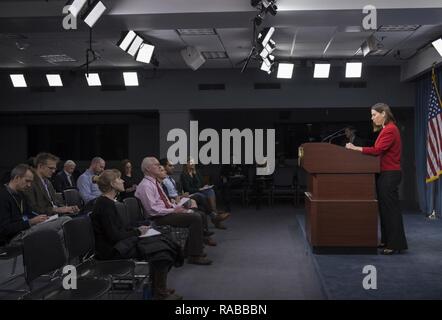 Elissa Slotkin, der Stellvertretende Verteidigungsminister für die internationale Sicherheit Angelegenheiten, führt eine Pressekonferenz mit Reportern im Pentagon in Washington, D.C., Jan. 13, 2017. Stockfoto