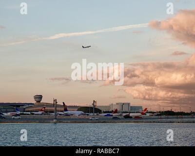 Flugzeug am Start über den Internationalen Flughafen von Miami in der Dämmerung, Miami, Florida, USA. Stockfoto