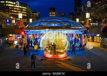 Menschliche Schneekugel, Robson Square, Eislaufbahn, Vancouver, British Columbia, Kanada. Stockfoto