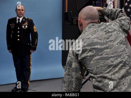 Us Air Force Airman 1st Class Randall Elch, 17 Training Wing Public Affairs Fotojournalist, ein offizielles Foto der US-Armee Master Sgt. Christopher Seymour, 344 Military Intelligence Battalion, in die öffentlichen Angelegenheiten auf Goodfellow Air Force Base, Texas, 12. Januar 2016. Die öffentlichen Angelegenheiten Amt nimmt die offizielle Fotos für alle Services Goodfellow. Stockfoto