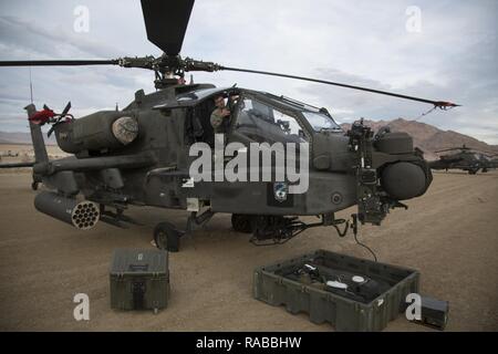 Us-Armee SPC. Sean Quinlan, AH-64 Rüstung/Elektrik/Avionik Mechaniker, 1-25 th Angriff Reconnaissance Bataillon, Fort Wainwright, Alaska, re-installiert ein Blendschutz nach ein Test für eine Übung am Fahrrad See Air Feld der National Training Center, Ft. Irwin, CA., Jan. 10, 2017. Das National Training Center führt Hart, realistisch, Unified Land arbeiten mit unseren Vereinigte Aktion Partner Brigade Combat Teams und anderen Einheiten für den Kampf vorbereiten, während die Betreuung der Soldaten, Zivilisten, und Familienmitglieder. Stockfoto