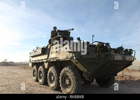 Us-Armee Spec. Franklin zu 3 Bataillon zugeordnet, 21 Infanterie Regiment, 1 Stryker Brigade Combat Team, 25 Infanterie Division, Fort Wainwright, Alaska, zieht Sicherheit auf Forward Operating Base, Ruba, National Training Center, Ft. Irwin, CA., Jan. 10, 2017. Das National Training Center führt Hart, realistisch, Unified Land arbeiten mit unseren Vereinigte Aktion Partner Brigade Combat Teams und anderen Einheiten für den Kampf vorbereiten, während die Betreuung der Soldaten, Zivilisten, und Familienmitglieder. Stockfoto