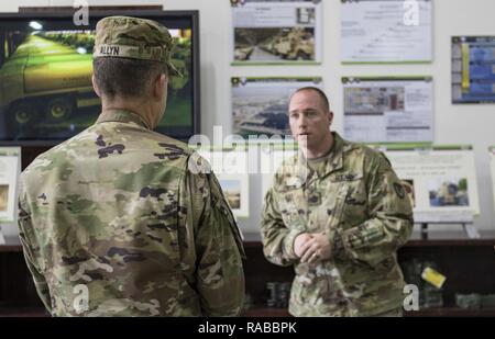 Gen. Daniel Allyn, Stellvertretender Stabschef der Armee, hört ein Briefing von einem Soldaten mit der 401St Army Field Support Brigade, 1 Sustainment Command (Theater), während seiner Tour der Armee vorpositioniert Stocks - Kuwait (APS-5) am 31.01.13, 2017 in Camp Arifjan, Kuwait. Allyn ging durch das neu errichtete Lager sein Verständnis der Einheit und deren Ausrüstung zu verstärken. Stockfoto