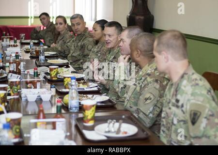 Gen. Daniel Allyn, Stellvertretender Stabschef der Armee, Aktien eine Mahlzeit und Gespräch mit US-Army Central Soldaten zu Camp Arifjan, Kuwait während eines Mittagessens Jan. 13, 2017 bereitgestellt. Allyn und die Soldaten diskutiert die Laufbahnentwicklung, Bereitschaft sowie andere Fragen und Bedenken hinsichtlich der US-Armee. Stockfoto