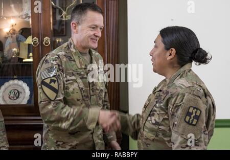 Gen. Daniel Allyn, Stellvertretender Stabschef der Armee, erkennt einen noncommissioned Officer mit einer Münze nach einem Mittagessen 14.01.13, 2017 in Camp Arifjan in Kuwait. Allyn gemeinsam eine Mahlzeit und Gespräch mit Soldaten und den beruflichen Aufstieg, die Bereitschaft diskutiert und beantwortet Fragen und Bedenken hinsichtlich der US-Armee. Stockfoto