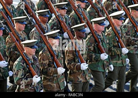 Marines der US Marine Corps Ehrengarde märz hinunter Pennsylvania Avenue während der Proben für die Eröffnungs-Parade, Jan. 15, 2017, in Washington, mehr als 5.000 militärischen Mitgliedern aus über alle Niederlassungen der Streitkräfte der Vereinigten Staaten, einschließlich der Reserve und der National Guard Komponenten, sofern zeremoniellen Unterstützung und Verteidigung Unterstützung der zivilen Behörden bei der Eröffnungs-Periode. Stockfoto