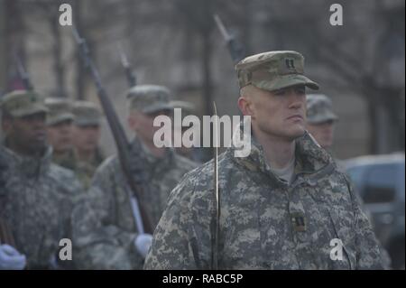 Soldaten mit ersten Platoon, E Unternehmen United States Army Infanterie Regiment "der alten Garde" an der Abteilung für Verteidigung Generalprobe in Washington, D.C., 15.01.2017, teilnehmen. Mehr als 5.000 militärischen Mitgliedern aus über alle Niederlassungen der Streitkräfte der Vereinigten Staaten, einschließlich der Reserve und der National Guard Komponenten, sofern zeremoniellen Unterstützung und Verteidigung Unterstützung der zivilen Behörden bei der Eröffnungs-Periode. Stockfoto