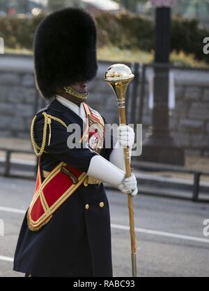 Der tambourmajor an die US-Army Band, Pershing der eigenen angebracht, Märsche im Verteidigungsministerium Generalprobe für die 58 Präsidenten Amtseinführung in Washington, D.C., 15. Januar 2017. Mehr als 5.000 militärischen Mitgliedern aus über alle Niederlassungen der Streitkräfte der Vereinigten Staaten, einschließlich der Reserve und der National Guard Komponenten, sofern zeremoniellen Unterstützung und Verteidigung Unterstützung der zivilen Behörden bei der Eröffnungs-Periode. Stockfoto