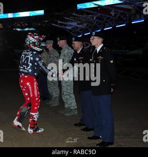 Us-Armee SPC. Eduardo Negron (2. von rechts), Pferde, Loslösung, 11 gepanzerte Kavallerie Regiments, präsentiert eine Regimental Münze zu Monster Energy AMA Supercross Fahrer Cole Seely, während der Eröffnungsfeier auf militärischen Anerkennung Nacht am Petco Park in San Diego, 14.01.2017. Blackhorse Troopers zum Pferd Loslösung zugeordnet präsentiert die Farben auf den 30.000 Fans anwesend während der Gesang der Star-Spangled Banner. Stockfoto