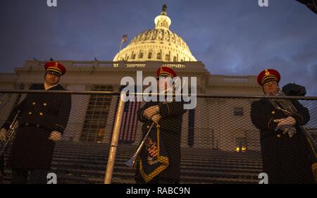 Us-Armee Soldaten mit der US-Armee Herald Trompeten warten, während das Verteidigungsministerium 58 Präsidentschafts-einweihung Generalprobe in Washington, D.C., 15.01.2017, durchzuführen. Mehr als 5.000 militärischen Mitgliedern aus über alle Niederlassungen der Streitkräfte der Vereinigten Staaten, einschließlich der Reserve und der National Guard Komponenten, sofern zeremoniellen Unterstützung und Verteidigung Unterstützung der zivilen Behörden bei der Eröffnungs-Periode. Stockfoto