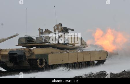 Eine Runde ist von einem US-Army M1 A2 Tank vom 1. Battalion, 68th Panzer Regiment, 3. gepanzerte Brigade Combat Team, 4 Infanterie Division, während die ersten Live Fire Genauigkeit Screening feuerte Tests im Presidential Range in Swietozow, Polen, 16. Januar 2017. Die Ankunft der dritten Arm. Bde. Cmbt. Tm., 4. Inf. Div., markiert den Beginn der back-to-back Drehungen von gepanzerten Brigaden in Europa als Teil der Atlantischen lösen. Die Fahrzeuge und Ausrüstungen, in Höhe von insgesamt mehr als 2.700 Stück wurden in Polen, die für die Zertifizierung vor der in ganz Europa für den Einsatz in Training mit Partner Nationen bereitgestellt wird ausgeliefert. T Stockfoto