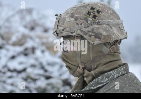 Ein U.S. Army M2A2 Bradley Fighting Vehicle Crew Member, 1 Battalion, 68th Panzer Regiment, 3. gepanzerte Brigade Combat Team, 4 Infanterie Division, nimmt in einer Bohrung - Anblick und Null in Swietozow, Polen, 16. Januar 2017. Die Ankunft der dritten Arm. Bde. Cmbt. Tm., 4. Inf. Div., markiert den Beginn der back-to-back Drehungen von gepanzerten Brigaden in Europa als Teil der Atlantischen lösen. Die Fahrzeuge und Ausrüstungen, in Höhe von insgesamt mehr als 2.700 Stück wurden in Polen, die für die Zertifizierung vor der Implementierung in Europa für den Einsatz in der Ausbildung mit Partnernationen ausgeliefert. Diese Drehung wird die Abschreckung entfernen Stockfoto