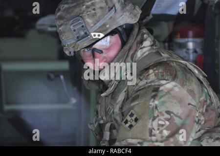 Ein U.S. Army M2A2 Bradley Fighting Vehicle Crew Member, 1 Battalion, 68th Panzer Regiment, 3. gepanzerte Brigade Combat Team, 4 Infanterie Division, beteiligt sich an der Bohrung - Anblick und Null in Swietozow, Polen, 16. Januar 2017. Die Ankunft der dritten Arm. Bde. Cmbt. Tm., 4. Inf. Div., markiert den Beginn der back-to-back Drehungen von gepanzerten Brigaden in Europa als Teil der Atlantischen lösen. Die Fahrzeuge und Ausrüstungen, in Höhe von insgesamt mehr als 2.700 Stück wurden in Polen, die für die Zertifizierung vor der Implementierung in Europa für den Einsatz in der Ausbildung mit Partnernationen ausgeliefert. Diese Drehung wird die Abschreckung capabil Stockfoto