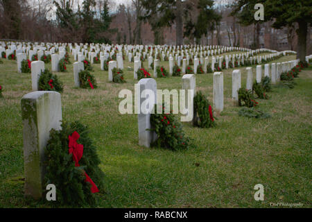 Landschaft von Annapolis National Cemetery mit Weihnachten Riffe auf dem Grab Steine Stockfoto