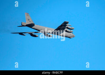 BOSSIER CITY, Louisiana, USA, DEC. 4, 2018: EIN US Air Force B-52 Bomber aus Barksdale Air Force Base fliegt über die Stadt. Stockfoto