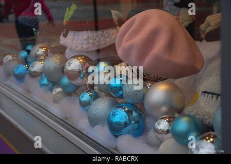 Blau und Silber Schmuck im Schaufenster für Weihnachten Stockfoto