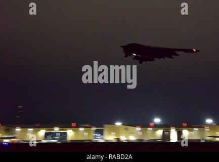 Ein US Air Force B-2 Spirit Stealth Bomber aus dem 509Th Bomb Wing nimmt von whiteman Air Force Base, Calif. Für die Maßnahmen zur Unterstützung der Operation Odyssey Lightning (OOL), Jan. 17, 2017. OOL ist ein laufender Betrieb auf Antrag der libyschen Regierung der Nationalen Accord (GNA), Militär der Vereinigten Staaten durchgeführt, präzise Luftschläge gegen Daesh Ziele in Sirte, Libyen, GNA-verbundenen Kräfte, die Daesh in seiner primären Hochburg in Libyen zu besiegen, zu unterstützen. Stockfoto