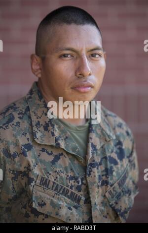 Pvt. Jeronimo A. Baltazar Juan, Platoon 3000, Kilo, 3 Recruit Training Bataillon, erwarb die amerikanische Staatsbürgerschaft 19.01.2017, Auf Parris Island, S.C. Vor verdienen Staatsbürgerschaft, die Bewerber müssen Kenntnisse der englischen Sprache und der amerikanischen Regierung, zeigen gute moralische Charakter und den Treueid auf die US-Verfassung. Baltazar Juan, von Trion, Ga, ursprünglich aus Guatemala, ist zu graduieren, Jan. 20, 2017 geplant. Stockfoto