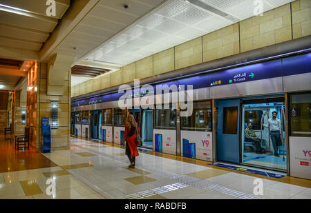 Dubai, VAE - Dec 9, 2018. U-Bahn-Station in Dubai, VAE. Bis zum Jahr 2016, die Dubai Metro war die weltweit längste fahrerlose U-Bahn Netz. Stockfoto