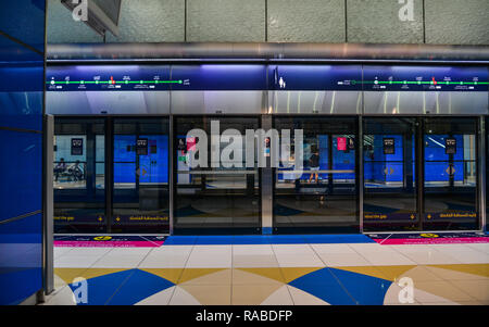 Dubai, VAE - Dec 9, 2018. U-Bahn-Station in Dubai, VAE. Bis zum Jahr 2016, die Dubai Metro war die weltweit längste fahrerlose U-Bahn Netz. Stockfoto