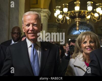 Us-Vizepräsident Joe Biden kommt mit Frau, Dr. Jill Biden, auf der 58 Präsidentschafts-einweihung in Washington, D.C., Jan. 20, 2017. Mehr als 5.000 militärischen Mitgliedern aus über alle Niederlassungen der Streitkräfte der Vereinigten Staaten, einschließlich der Reserve und der National Guard Komponenten, sofern zeremoniellen Unterstützung und Verteidigung Unterstützung der zivilen Behörden bei der Eröffnungs-Periode. Stockfoto