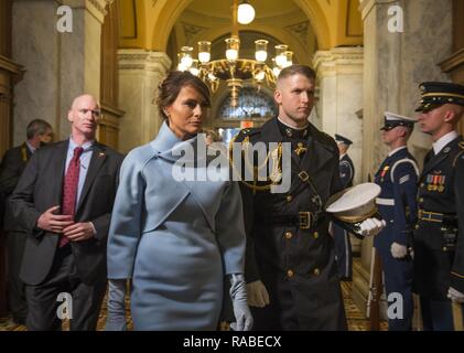 Melania Trump, von einem US-Marine begleitet, kommt an der 58th Presidential Inauguration in Washington, D.C., Jan. 20, 2017. Mehr als 5.000 militärischen Mitgliedern aus über alle Niederlassungen der Streitkräfte der Vereinigten Staaten, einschließlich der Reserve und der National Guard Komponenten, sofern zeremoniellen Unterstützung und Verteidigung Unterstützung der zivilen Behörden bei der Eröffnungs-Periode. Stockfoto
