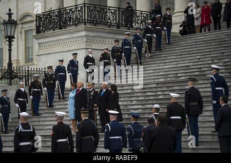 Us-Armee General Bradley A. Becker, Joint Task Force National Capital Region kommandierender General, begleitet US-Präsident Donald J. Trumpf, US-Vizepräsident Michael R. Pence, und ihren Gatten, während Sie das Passieren der Truppen auf der 58 Präsidentschafts-einweihung in Washington, D.C., Jan. 20, 2017. Mehr als 5.000 militärischen Mitgliedern aus über alle Niederlassungen der Streitkräfte der Vereinigten Staaten, einschließlich der Reserve und der National Guard Komponenten, sofern zeremoniellen Unterstützung und Verteidigung Unterstützung der zivilen Behörden bei der Eröffnungs-Periode. Stockfoto