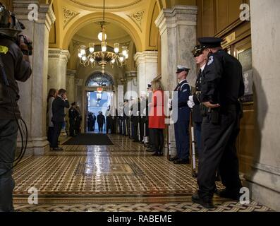 Us-Mitglieder mit der gemeinsamen Streitkräfte Ehrengarde Linie der Flur am Senat Beförderung Eingang Würdenträger während der 58Th Presidential Inauguration in Washington, D.C., Jan. 20, 2017 zu begrüßen. Mehr als 5.000 militärischen Mitgliedern aus über alle Niederlassungen der Streitkräfte der Vereinigten Staaten, einschließlich der Reserve und der National Guard Komponenten, sofern zeremoniellen Unterstützung und Verteidigung Unterstützung der zivilen Behörden bei der Eröffnungs-Periode. Stockfoto