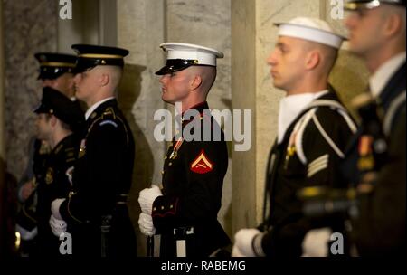 Us-Mitglieder mit der gemeinsamen Streitkräfte Ehrengarde Linie der Flur am Senat Beförderung Eingang Würdenträger während der 58Th Presidential Inauguration in Washington, D.C., Jan. 20, 2017 zu begrüßen. Mehr als 5.000 militärischen Mitgliedern aus über alle Niederlassungen der Streitkräfte der Vereinigten Staaten, einschließlich der Reserve und der National Guard Komponenten, sofern zeremoniellen Unterstützung und Verteidigung Unterstützung der zivilen Behörden bei der Eröffnungs-Periode. Stockfoto