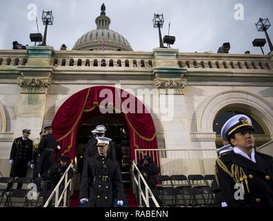 Us-gemeinsamen Dienst feierlich eröffnet für die 58 Präsidentschafts-einweihung in Washington, D.C., Jan. 20, 2017 vorbereiten. Mehr als 5.000 militärischen Mitgliedern aus über alle Niederlassungen der Streitkräfte der Vereinigten Staaten, einschließlich der Reserve und der National Guard Komponenten, sofern zeremoniellen Unterstützung und Verteidigung Unterstützung der zivilen Behörden bei der Eröffnungs-Periode. Stockfoto