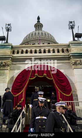 Us-gemeinsamen Dienst feierlich eröffnet für die 58 Präsidentschafts-einweihung in Washington, D.C., Jan. 20, 2017 vorbereiten. Mehr als 5.000 militärischen Mitgliedern aus über alle Niederlassungen der Streitkräfte der Vereinigten Staaten, einschließlich der Reserve und der National Guard Komponenten, sofern zeremoniellen Unterstützung und Verteidigung Unterstützung der zivilen Behörden bei der Eröffnungs-Periode. Stockfoto