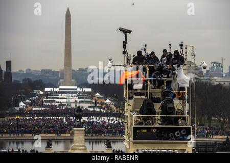 Mitglieder der Medien vorbereiten für die 58 Präsidentschafts-einweihung in Washington, D.C., Jan. 20, 2017. Mehr als 5.000 militärischen Mitgliedern aus über alle Niederlassungen der Streitkräfte der Vereinigten Staaten, einschließlich der Reserve und der National Guard Komponenten, sofern zeremoniellen Unterstützung und Verteidigung Unterstützung der zivilen Behörden bei der Eröffnungs-Periode. Stockfoto