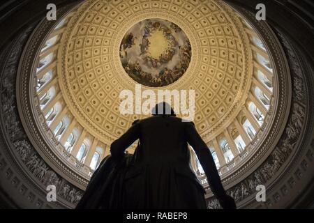 Statuen säumen die Halle der Rotunde im Capitol während der 58Th Presidential Inauguration in Washington, D.C., Jan. 20, 2017. Mehr als 5.000 militärischen Mitgliedern aus über alle Niederlassungen der Streitkräfte der Vereinigten Staaten, einschließlich der Reserve und der National Guard Komponenten, sofern zeremoniellen Unterstützung und Verteidigung Unterstützung der zivilen Behörden bei der Eröffnungs-Periode. Stockfoto