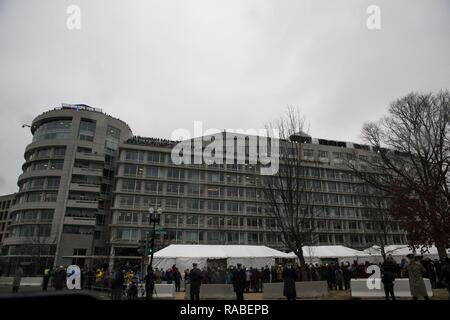 Die Zuschauer säumen die Straßen der 58 Präsidentschafts-einweihung in Washington, D.C., Jan. 20, 2017 zu beobachten. Mehr als 5.000 militärischen Mitgliedern aus über alle Niederlassungen der Streitkräfte der Vereinigten Staaten, einschließlich der Reserve und der National Guard Komponenten, sofern zeremoniellen Unterstützung und Verteidigung Unterstützung der zivilen Behörden bei der Eröffnungs-Periode. Stockfoto