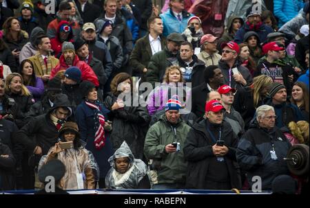 Zuschauer während der 58 Präsidentschafts-einweihung Parade in Washington, D.C., Jan. 20, 2017. Mehr als 5.000 militärischen Mitgliedern aus über alle Niederlassungen der Streitkräfte der Vereinigten Staaten, einschließlich der Reserve und der National Guard Komponenten, sofern zeremoniellen Unterstützung und Verteidigung Unterstützung der zivilen Behörden bei der Eröffnungs-Periode. Stockfoto
