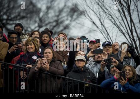 Zuschauer während der 58 Präsidentschafts-einweihung Parade in Washington, D.C., Jan. 20, 2017. Mehr als 5.000 militärischen Mitgliedern aus über alle Niederlassungen der Streitkräfte der Vereinigten Staaten, einschließlich der Reserve und der National Guard Komponenten, sofern zeremoniellen Unterstützung und Verteidigung Unterstützung der zivilen Behörden bei der Eröffnungs-Periode. Stockfoto