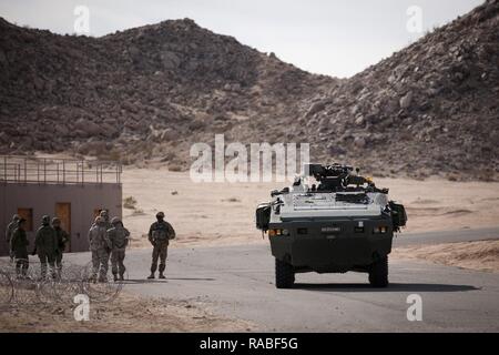 Us-Armee Soldaten aus einer Zwischen gepanzerten Fahrzeug (IAV) Stryker Entladen während der Übung, NTC-17-03, National Training Center, Ft. Irwin, CA., 18.01.2017. Das National Training Center führt Hart, realistisch, Unified Land arbeiten mit unseren Vereinigte Aktion Partner Brigade Combat Teams und anderen Einheiten für den Kampf vorbereiten, während die Betreuung der Soldaten, Zivilisten, und Familienmitglieder. Stockfoto