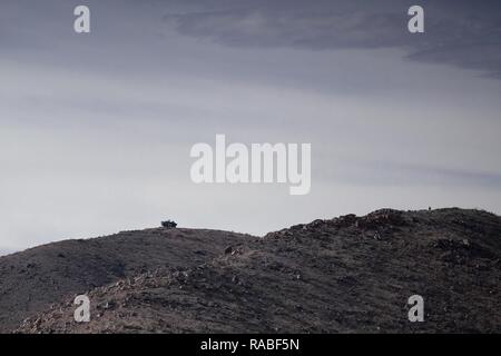 Eine vorläufige gepanzerten Fahrzeug (IAV) Stryker Parks während der Übung, NTC-17-03, National Training Center, Ft. Irwin, CA., 18.01.2017. Das National Training Center führt Hart, realistisch, Unified Land arbeiten mit unseren Vereinigte Aktion Partner Brigade Combat Teams und anderen Einheiten für den Kampf vorbereiten, während die Betreuung der Soldaten, Zivilisten, und Familienmitglieder. Stockfoto