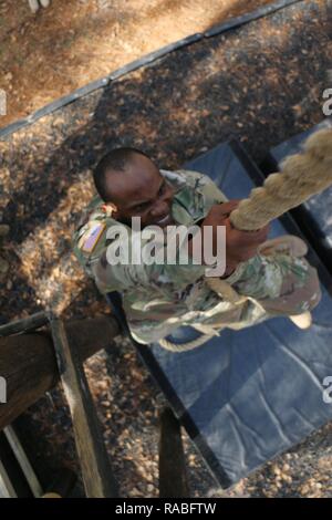 Ein Soldat mit Hauptsitz und Sitz der Firma, 703Rd Brigade Support ...