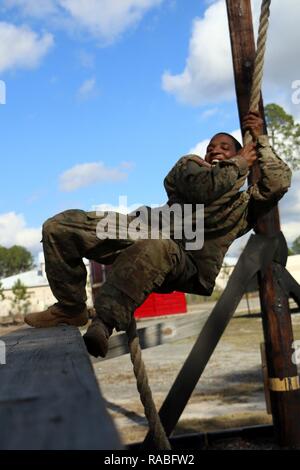 Ein Soldat mit Hauptsitz und Sitz der Firma, 703Rd Brigade Support ...