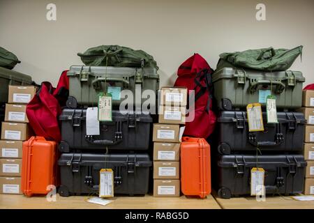 Neue Lebens- und Überlebensmittel kits Warten auf neue C-130J Super Hercules Flugzeuge der 374 Operations Support Squadron Aircrew Flug flight Main shop Jan. 20, 2017 platziert werden, Yokota Air Base, Japan. Für die neue C-130 J Flugzeuge geplant am Yokota im Jahr 2017 ankommen, brandneue aircrew Lebens- und Überlebensmittel wird auch durch die 374 AFE Flug geliefert werden. Stockfoto