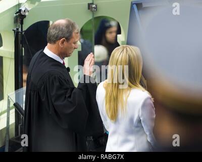 U.S. Supreme Court Chief Justice John Roberts schwört in Donald J. Trumpf als 45. Präsident der Vereinigten Staaten während der 58 Präsidentschafts-einweihung auf dem US Capitol, Washington, D.C., Jan. 20, 2017. Mehr als 5.000 militärischen Mitgliedern aus über alle Niederlassungen der Streitkräfte der Vereinigten Staaten, einschließlich der Reserve und der National Guard Komponenten, sofern zeremoniellen Unterstützung und Verteidigung Unterstützung der zivilen Behörden bei der Eröffnungs-Periode. Stockfoto
