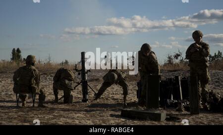 Marines mit Task Force Südwesten und Soldaten mit der 82Nd Airborne Verhalten ein Brand Mission während eines gemeinsamen Mörser schießen an Bord Camp Lejeune, N.C., Jan. 24, 2017. Marines mit der Einheit sind die Vorbereitung für eine bevorstehende Bereitstellung in der Provinz Helmand, in Afghanistan, wo sie trainieren, beraten und die nationale afghanische Armee 215 Corps 505th Zone der Nationalen Polizei zu unterstützen. Stockfoto