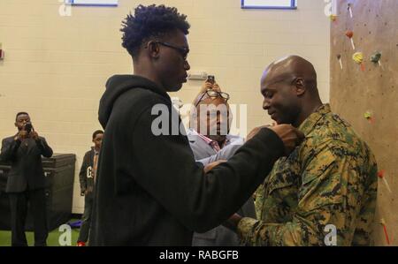 Von links nach rechts Jireh Wilson und Jeff Weathersby neuen Rang Abzeichen an neu geförderten Master Sgt festgesteckt. Christopher McDougal an der hohen Intensität Tactical Training Center auf der Marine Corps Air Station Neue, 31.01.23. McDougal fragte seinen Vater, der aus Jackson, Mississippi flog, und sein ältester Sohn, wenn Sie die ersten wäre, ihn in seinen Rang zu begrüßen. (Marine Corps Stockfoto