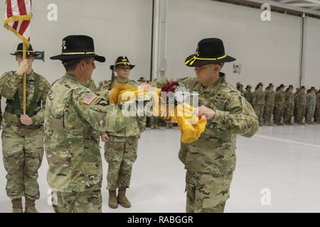 Oberstleutnant Clinton R. Cody, Commander, und Command Sgt. Maj. Josua M. Bryan, Senior noncommissioned Officer, 1 Staffel, 6 Kavallerie Regiments, 1 Combat Aviation Brigade, 1 Infanterie Division, bei Farben der Einheit 14.01.20 während einer Zeremonie vor ihrer Bereitstellung in Korea. Die "Bekämpfung der Sechsten" sind mit der AH-64D Apache Kampfhubschrauber, die die OH-58D Kiowa Warriors aufgrund der Luftfahrt Restrukturierung ersetzt haben. Stockfoto