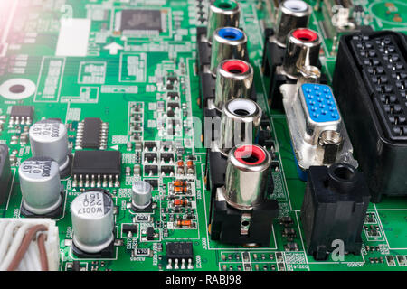 Circuitboard mit Widerständen, Mikrochips und elektronische Komponenten. Electronic computer hardware Technologie. Integrierte Kommunikation Prozessor. Informieren Stockfoto