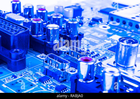 Circuitboard mit Widerständen, Mikrochips und elektronische Komponenten. Electronic computer hardware Technologie. Integrierte Kommunikation Prozessor. Informieren Stockfoto