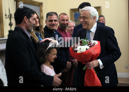 (190103) - Athen, Januar 3, 2019 (Xinhua) - griechische Präsident Prokopis Pavlopoulos (1. R) erfüllt und gratuliert den drei Fischer und ihre Familien am Presidential villa in Athen, Griechenland, Jan. 2, 2019. Ägypter Nachfrageseite El Khamisi, 50, Mahmoud Moussa, 46, und albanischen Jeka Gani, 35, ihr Leben riskiert, neben vielen anderen einheimischen Fischern am Juli 23, 2018 Rettung Dutzende von Menschen auf der Flucht vor den Flammen, die durch den Küstenort Mati, rund 30 Kilometer nordöstlich von Athen gefegt. Hundert Menschen in den Flammen starben oder das Meer, der Abend. Griechische Präsident Prokopis Pavlopoulo Stockfoto